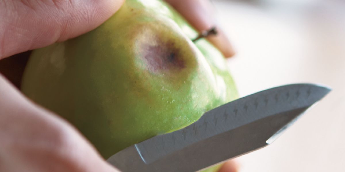 Un fruit dont une partie est pourrie