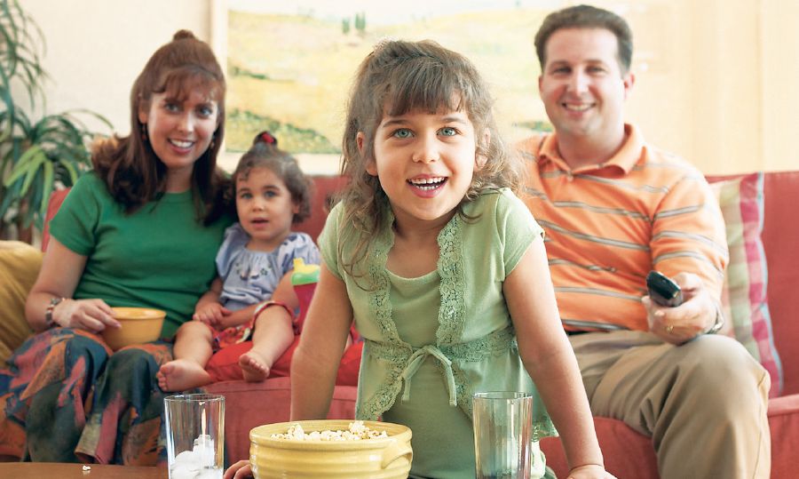 Une famille apprécie le programme télévisé qu’elle regarde