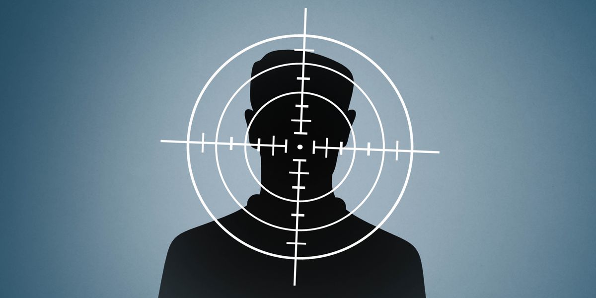 Un homme dans le viseur d’une lunette de visée.