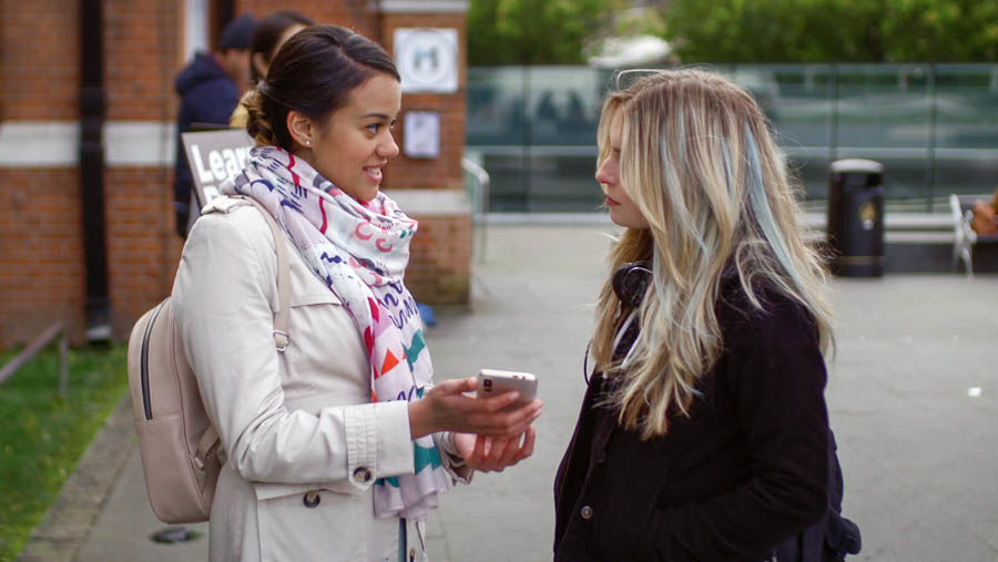 Image extraite de la vidéo « Pour éprouver de la joie à faire des disciples, devenons plus habiles : En posant des questions ». Après la lecture d’un verset, Neeta pose une question à Jade.