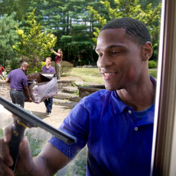 Des jeunes adultes effectuant avec plaisir un travail manuel