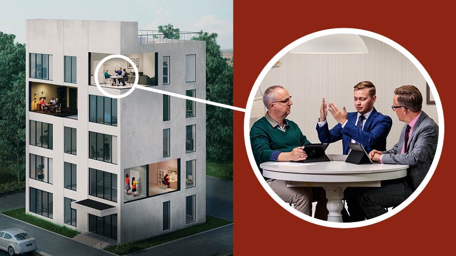 Deux frères enseignent un homme âgé. L’un des frères fait une prière pour commencer.