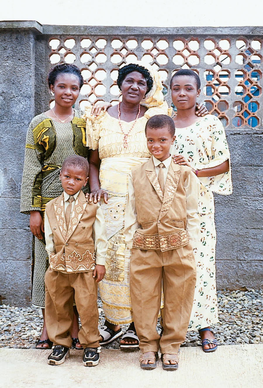 Josephine Ikezu kɛ ebii lɛ ekomɛi