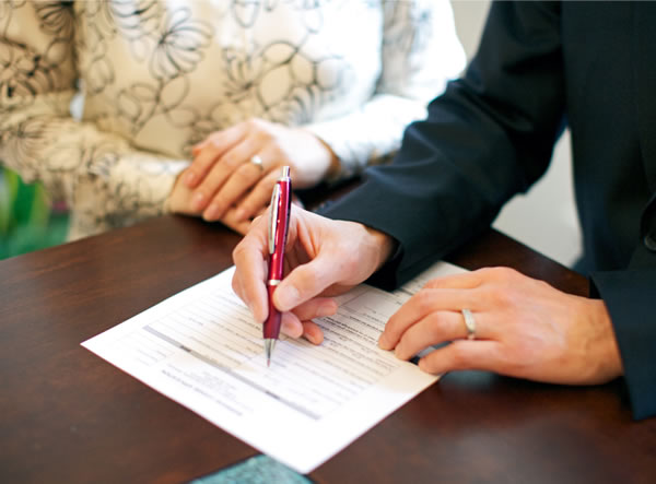 Unha parella inscribindo no rexistro o seu matrimonio