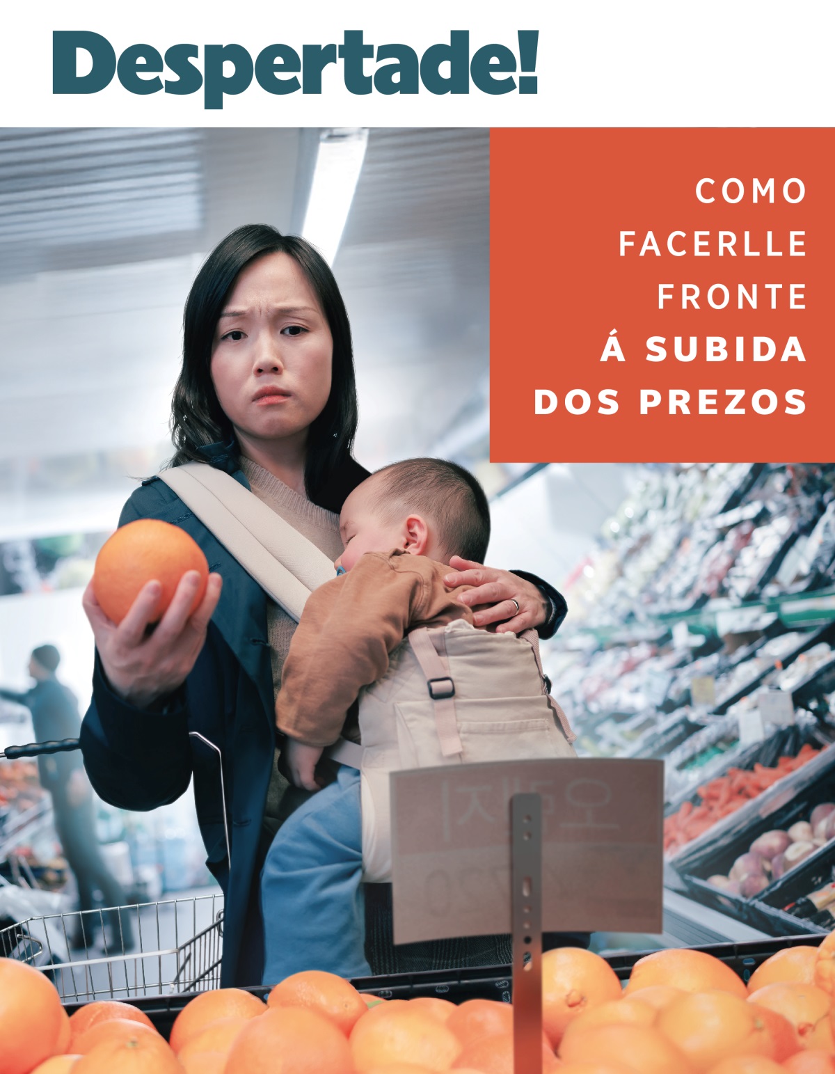 Unha nai mirando con angustia o prezo que ten unha froita mentres compra co seu bebé durmido no colo.