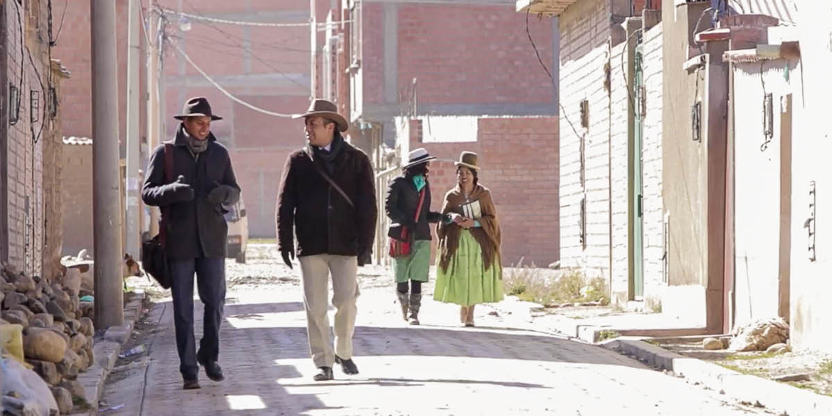 Unha parella de misioneiros predicando de casa en casa con outro matrimonio.