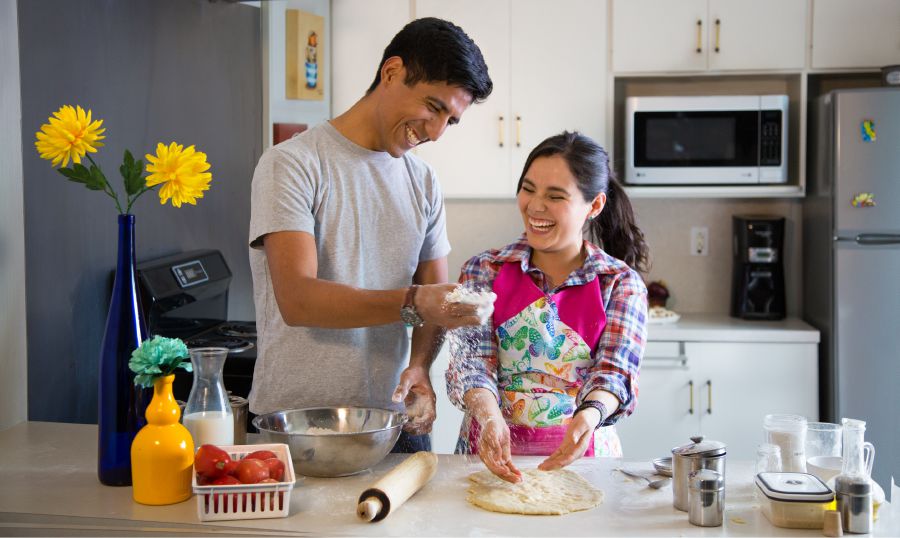 Un matrimonio desfruta facendo de comer xuntos
