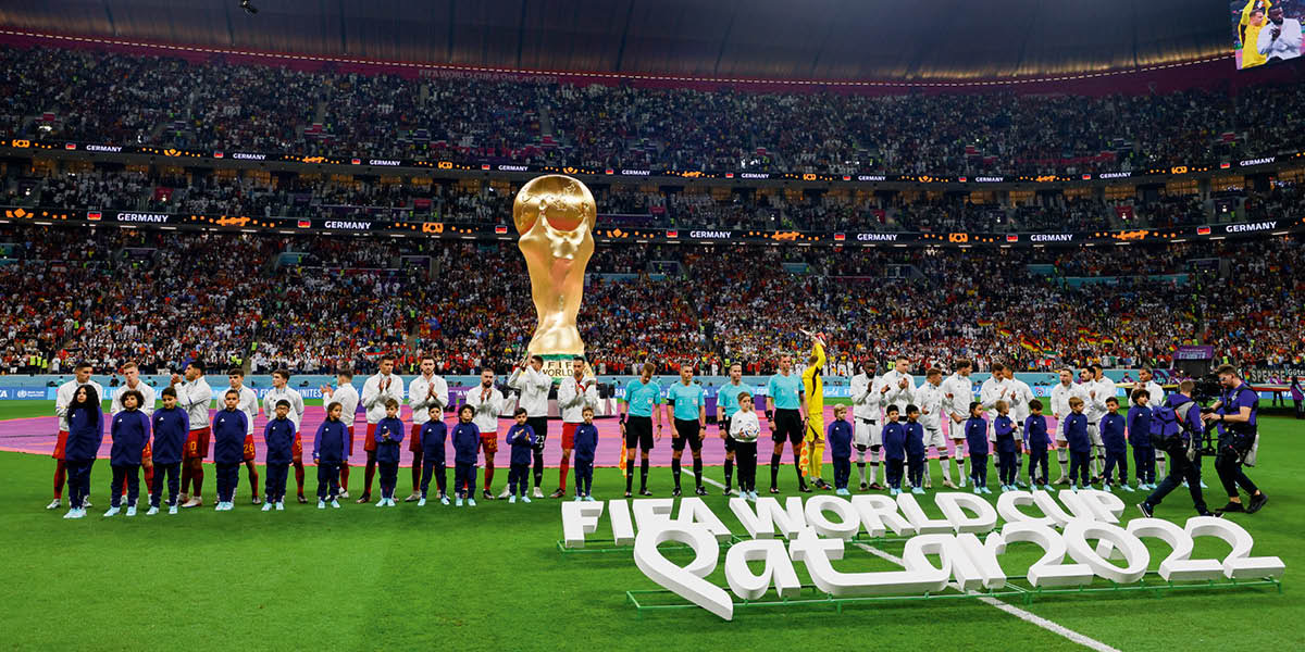 Participantes da Copa Mundial no campo en Qatar.