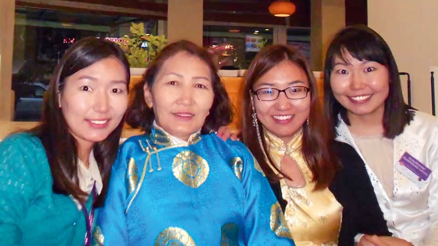 Unha imaxe do vídeo “Tres irmás de Mongolia”. As tres irmás pioneiras e maila súa nai