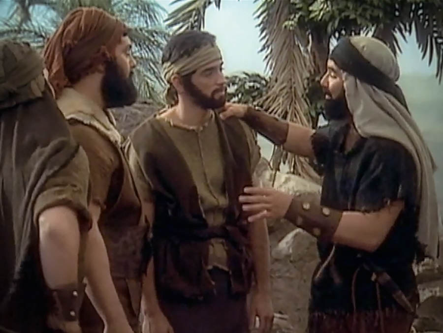 Unha escena do vídeo “Exemplos que nos serven de advertencia para os nosos días” (fragmento). Zimrí falándolle a Iamín e a outros homes sobre as mulleres moabitas