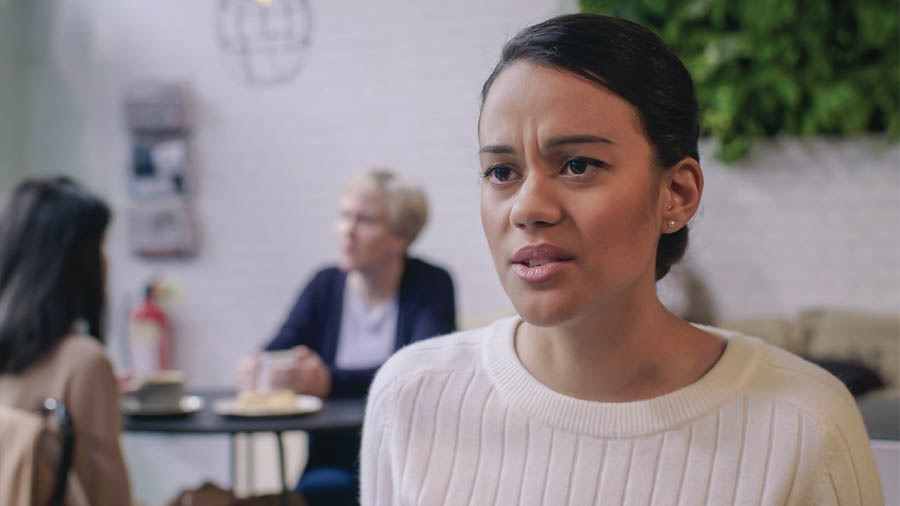 Unha escena do vídeo “A alegría de facer discípulos. Mellora as túas habilidades. Mostra empatía”. Iria escoitando con empatía