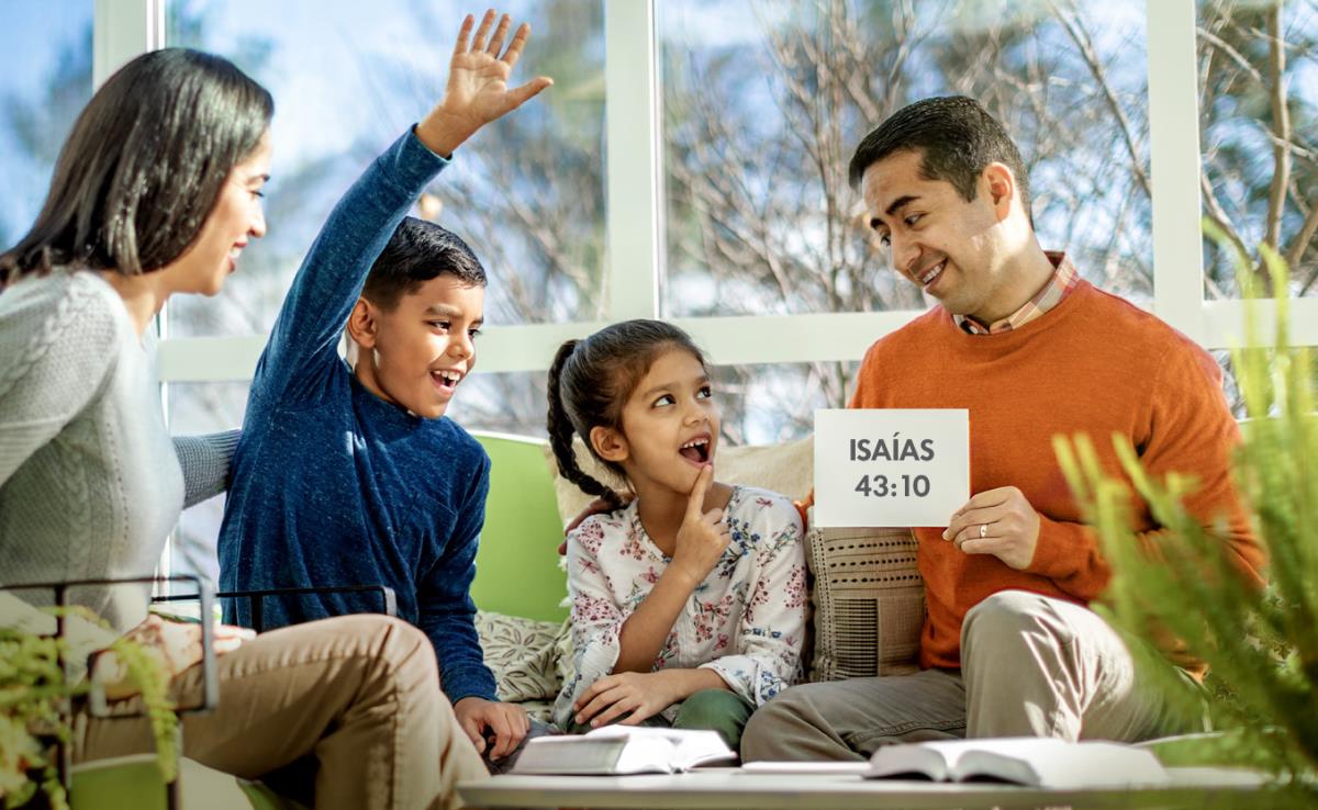 Durante a adoración en familia, uns pais usan fichas para axudar ós seus fillos a memorizar textos bíblicos.