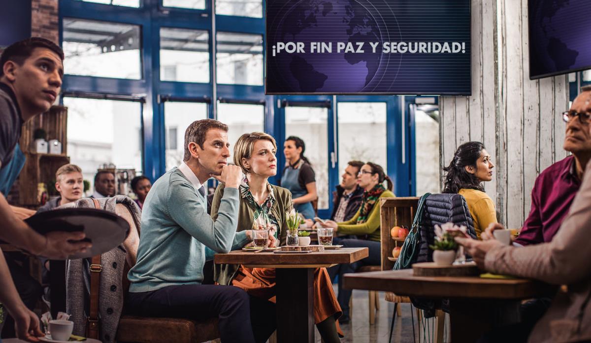 Os clientes dunha cafetería sorpréndense cando ven nas noticias da televisión a proclamación de “paz e seguridade”, pero unha parella de testemuñas de Xehová non se deixa enganar.