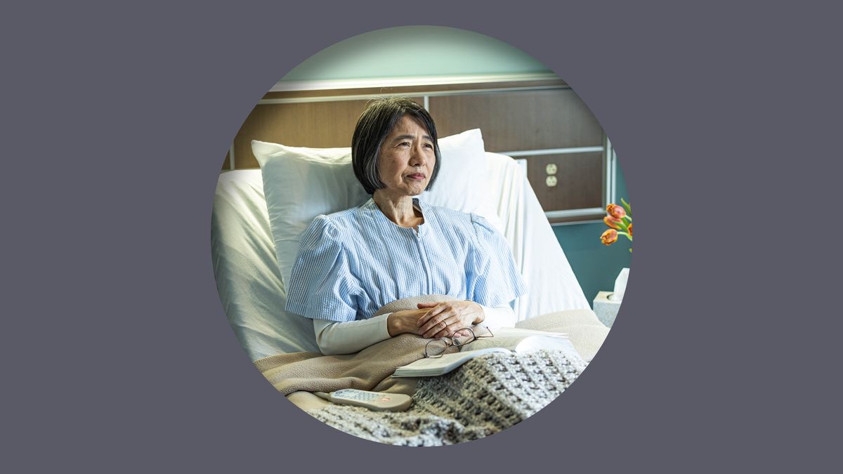 Unha irmá sentada na cama dun hospital. No regazo ten a Biblia aberta.