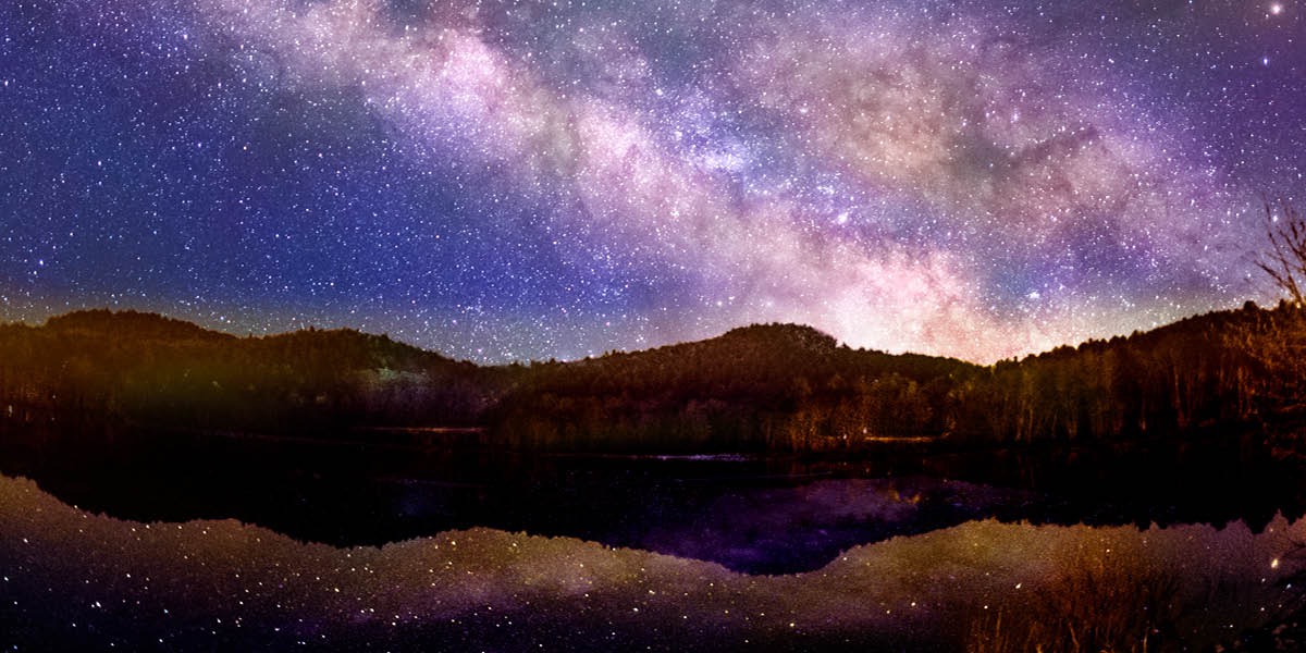 O ceo cheo de estrelas pola noite.