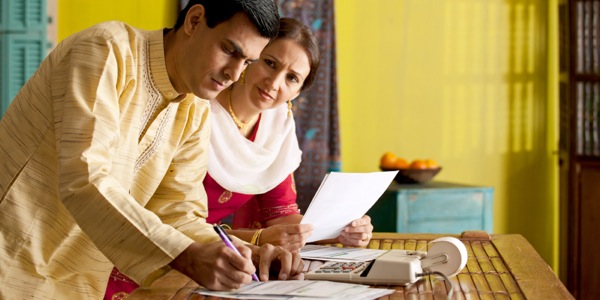 એક યુગલ યોજના બનાવે છે કે પૈસા કઈ રીતે વાપરવા