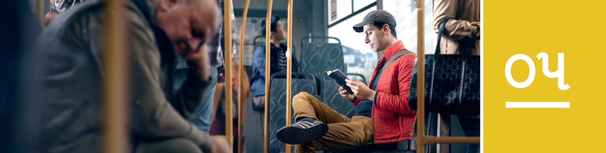 પાઠ ૦૫. એક માણસ બસમાં બાઇબલ વાંચી રહ્યો છે.