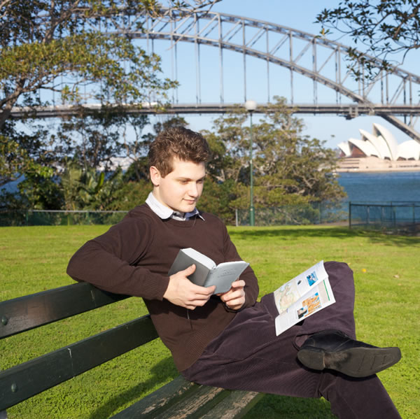 Peteĩ testígo de Jehová ostudia la Biblia