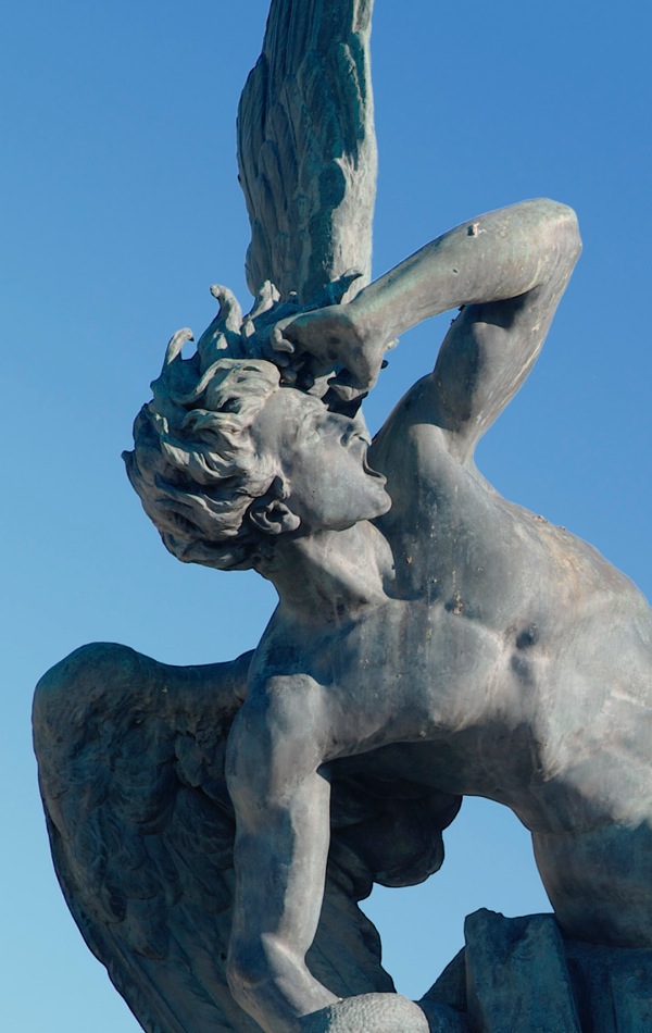 Peteĩ estátua orrepresentáva Satanáspe ojeitýrõ guare ko yvy ape ári