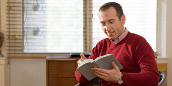 Peteĩ kuimbaʼe oleéva hína la Biblia