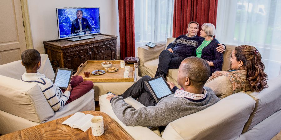 Peteĩ matrimónio ijedáva ohecha hína JW Broadcasting peteĩ matrimónio orekómavandi ifamília