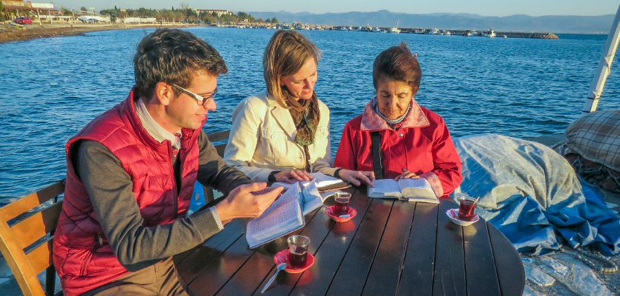 Sascha olee peteĩ téxto bíblico peteĩ kuñakaraípe