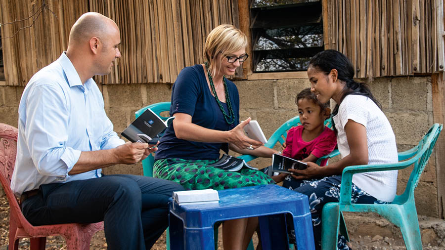 Vanessa ha Alex ostudia hína la Biblia okápe peteĩ kuñakarai ha imembyʼíndi.