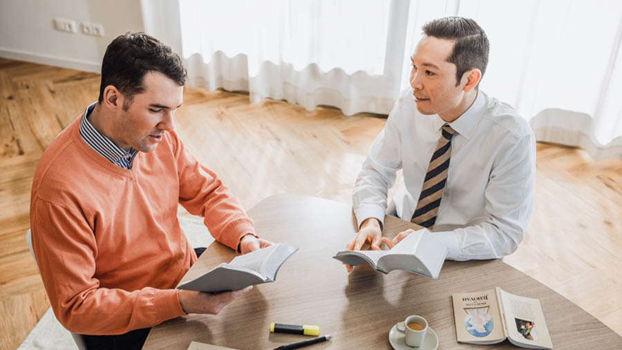 Pe ansiáno ostudia pe ermánondi pe lívro “Acerquémonos a Jehová”.