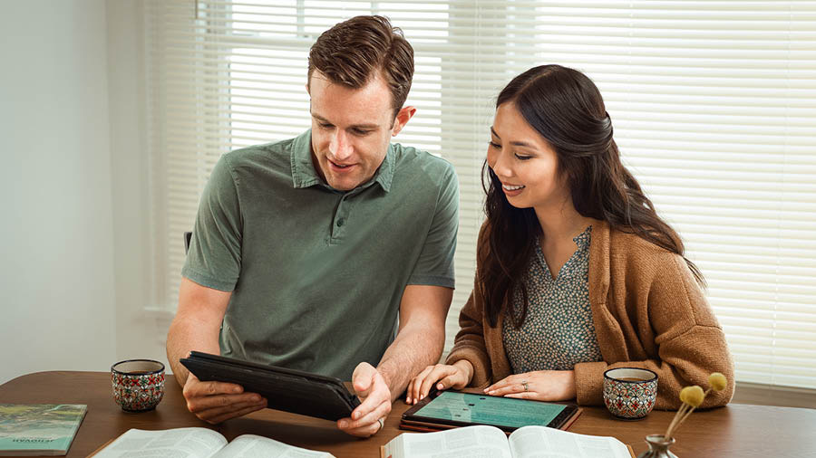 Upe matrimónio ostudia oñondive la Biblia ha umi puvlikasionkuéra omeʼẽva Jehová organisasión.