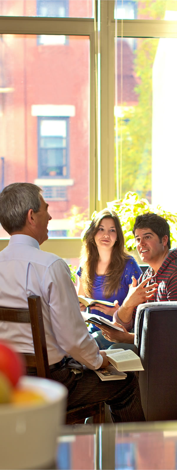 Mutane suna nazarin Littafi Mai Tsarki