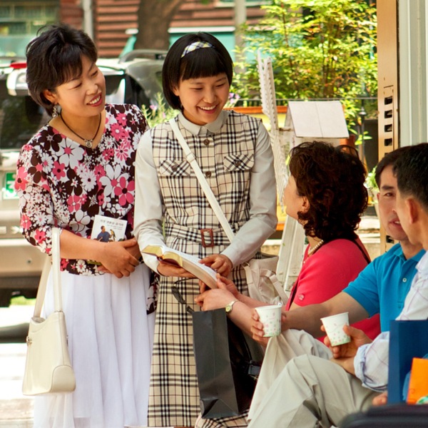 Wasu mata biyu da suka yi ado mai kyau suna wa’azi