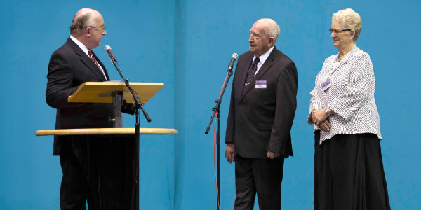 Geoffrey Jackson yana ganawa da iyayensa a wani babban taro