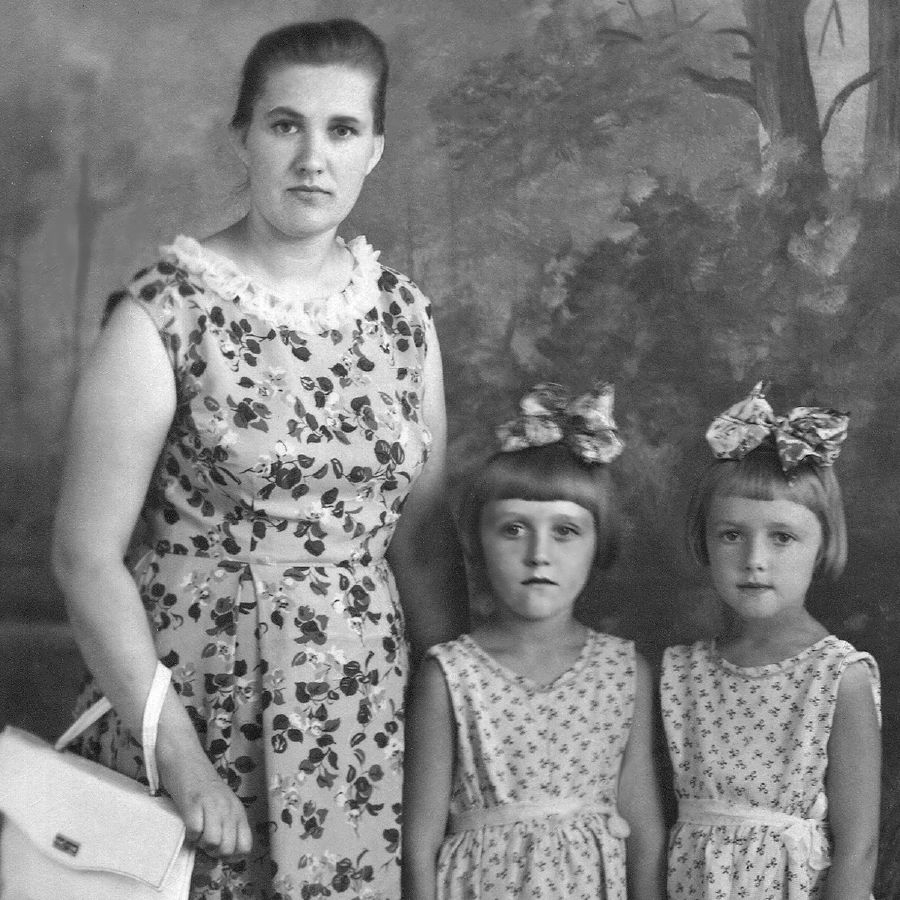 Maria Sivulsky da yaransu mata, Olga da Irina, a shekara ta 1965