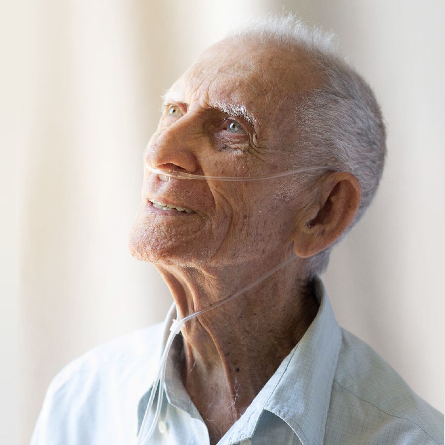 Luis yana addu’a ga Jehobah yayin da yake dauke da numfashin oxygen