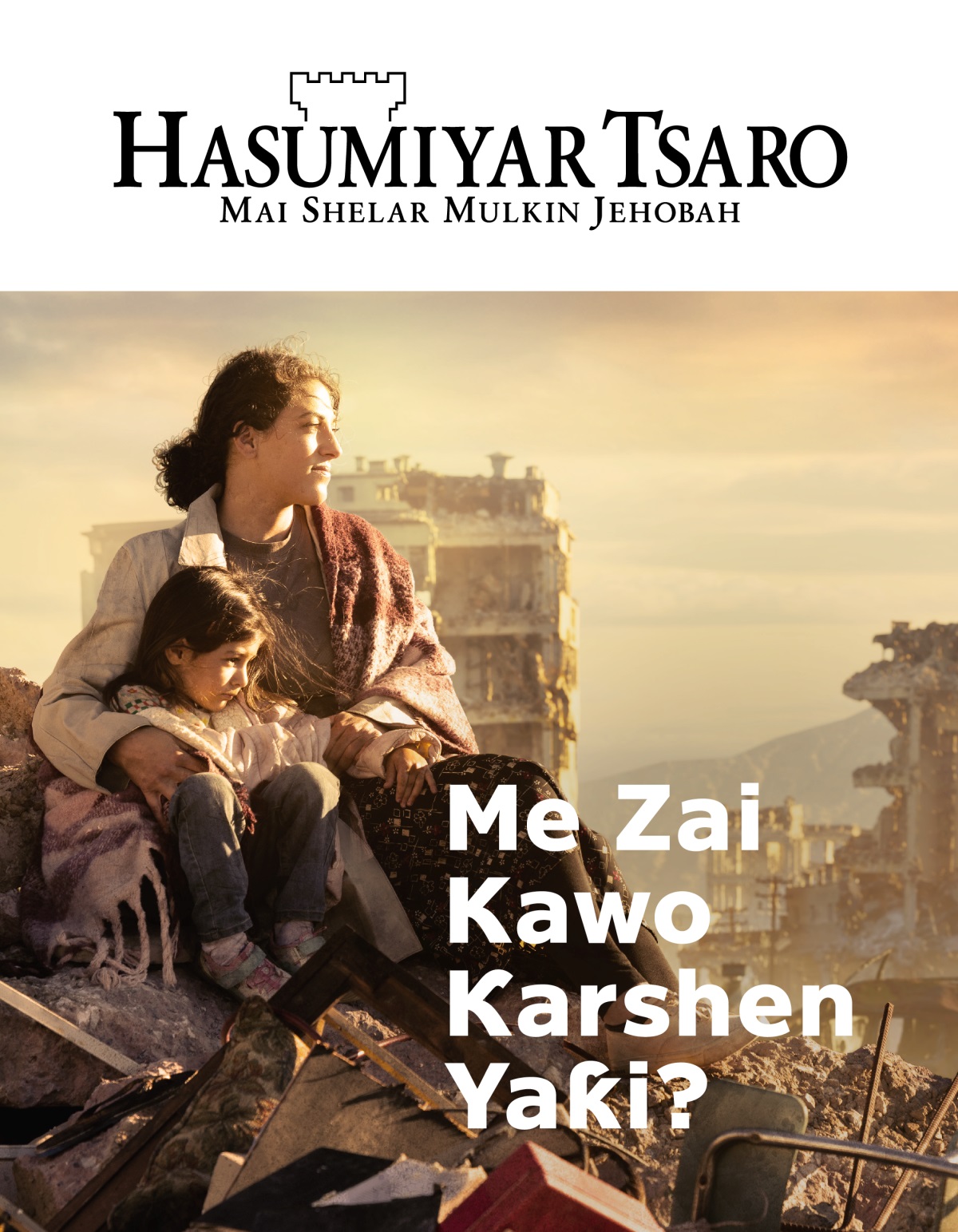 Wata mata tana riƙe da ꞌyarta kuma suna zaune a wani wuri da gine-gine suka rurrushe a birnin da yaƙi ya ragargaje. Akwai gine-gine da suka rurrushe kewaye da su.