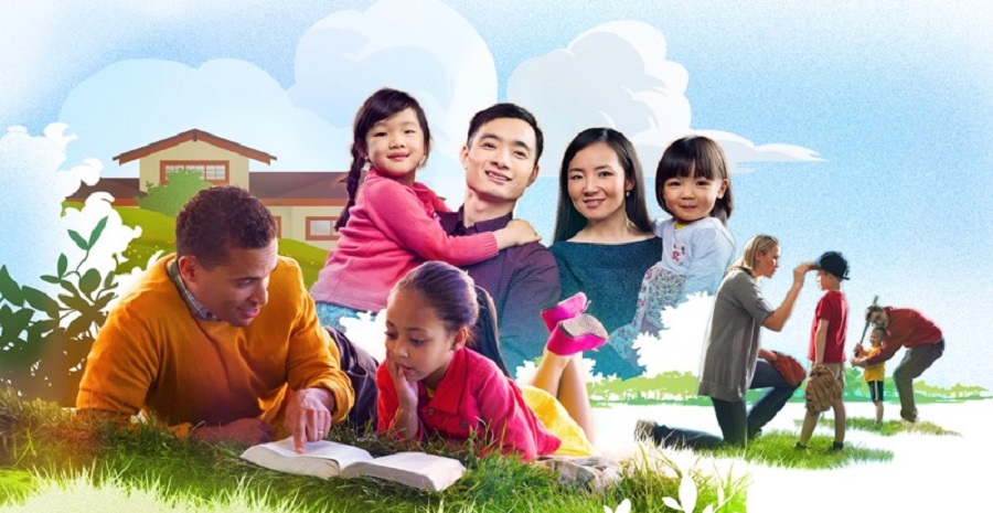 Ib tse neeg nyob ua ke luag ntxhwb ntxhi.