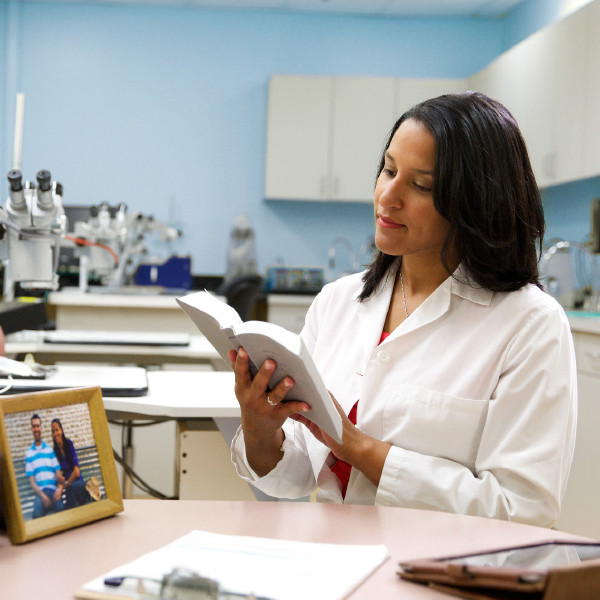 Ib tug tub txawg tub ntse nyeem phau Vajlugkub