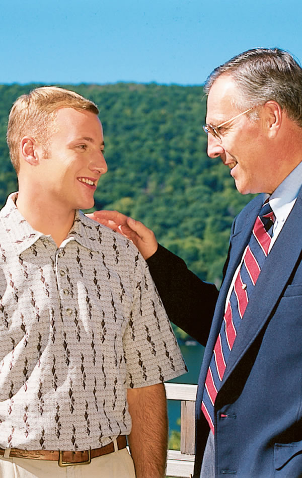 Stariji kršćanin pokazuje da ima povjerenja u svog mlađeg suvjernika