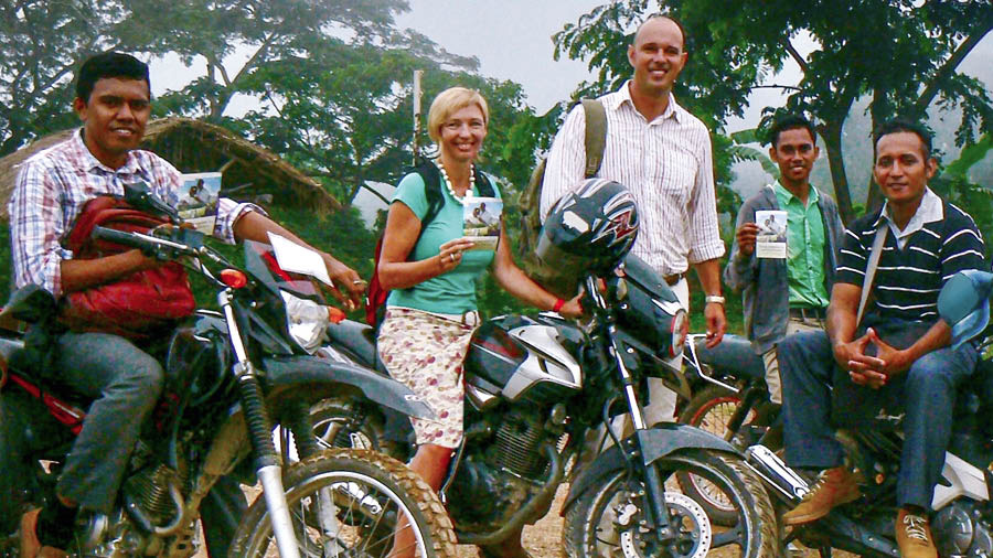 Vanessa, Alex i još tri brata putuju na motorima i dijele pozivnice za Obilježavanje Kristove smrti.