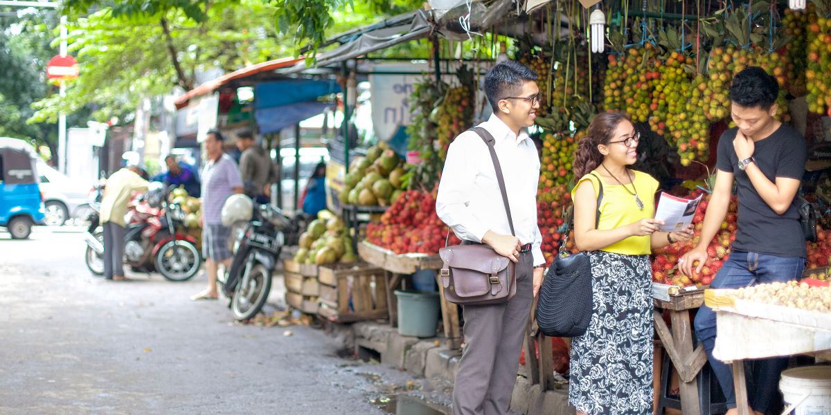 Dvoje Jehovinih svjedoka propovijeda na tržnici u Indoneziji
