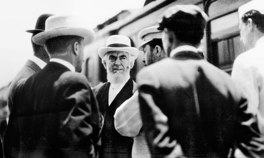 Charles Taze Russell ap pale ak kèk nan moun ki te travay kòtakòt avè l yo.