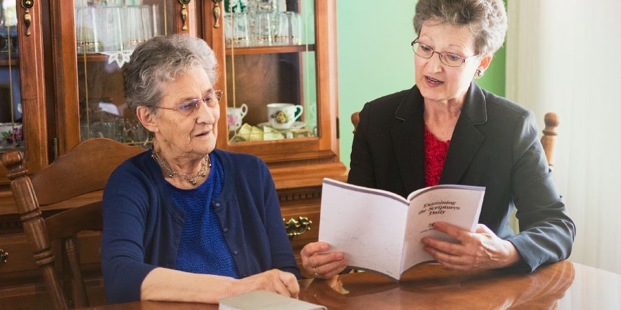 Maureen k ap li tèks pou jounen an pou manman l.