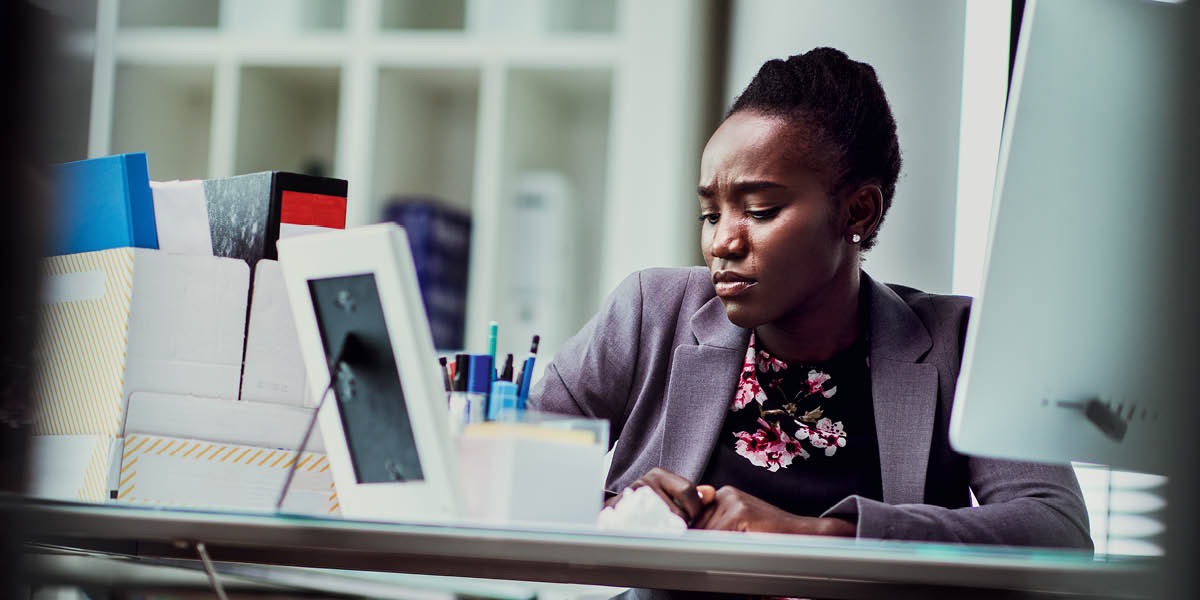 Yon jèn dam k ap kriye pandan l nan travay li