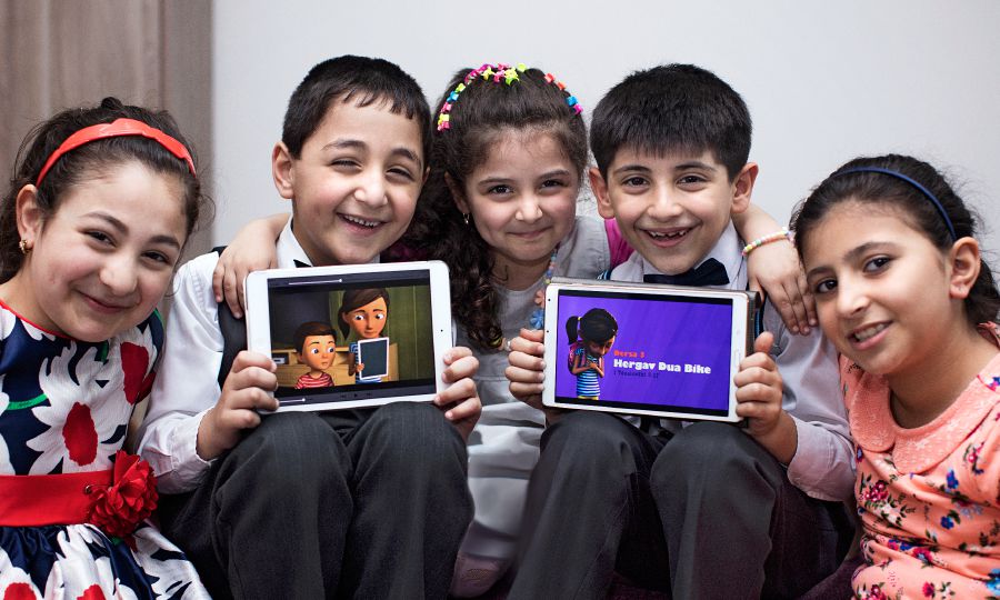 Timoun kid k ap gade videyo Kalèb ak Sofya.