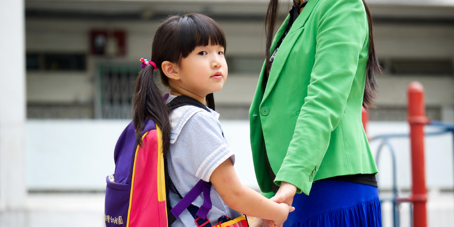 Egy kislány az anyukájával Ázsiában