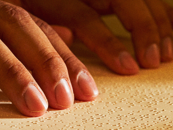 Az Őrtorony Braille-írású kiadását olvassa valaki