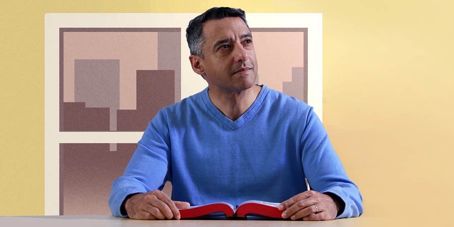 Egy férfi Bibliát olvas, és elgondolkodik azon, mi jellemzi az utolsó napokat