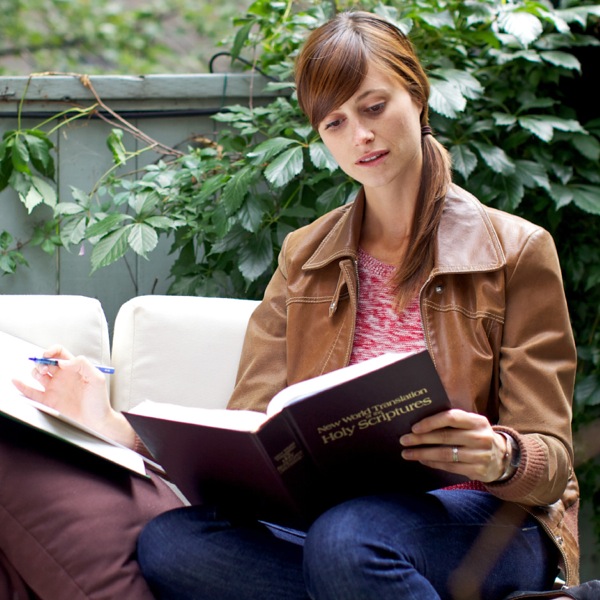 Egy úttörő tanulmányozza a Bibliát