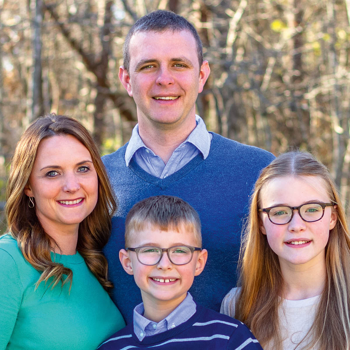 Էմման, նրա ամուսինը՝ Նաթանը, և նրանց երեխաները՝ Իլայը և Հոփը