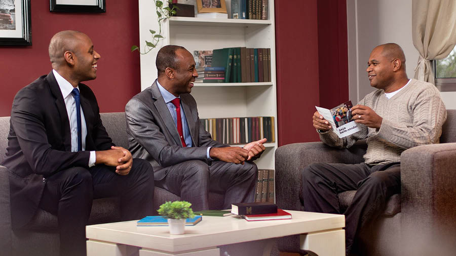 Երկու երեց այցելել են ոչ ակտիվ քարոզչի և Հիշատակի երեկոյին են հրավիրում նրան